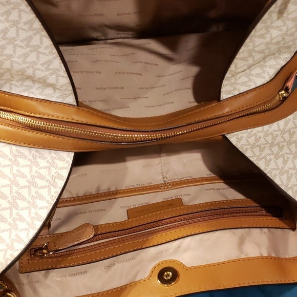 Authentic Michael kors bag - Picture 6 of 8